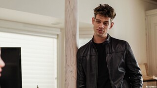 Наслаждайтесь Shemale Gives a Handjob - порно видео на ONE-PORN.COM