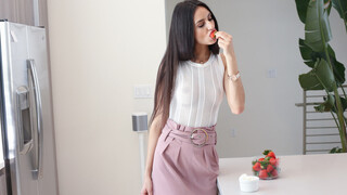 Seduction in Strawberry - наслаждайся лучшим порно на ONE-PORN.COM