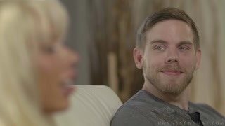 Наслаждайтесь TS Stepsister's Cum on Tits - порно видео на ONE-PORN.COM