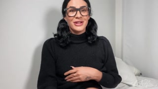 Наслаждайтесь Solo Brunette with Big Ambitions - порно видео на ONE-PORN.COM