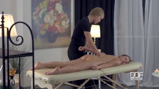 Наслаждайтесь Russian Teen Emma Brown in Hardcore Massage - Fingering and Foot Play - порно видео на ONE-PORN.COM