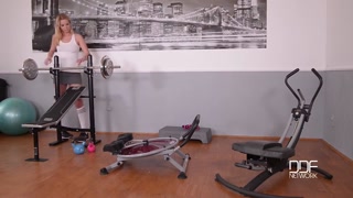 Наслаждайтесь Missing Panties: Nikky Dream's Juicy Gym Blowjob - порно видео на ONE-PORN.COM