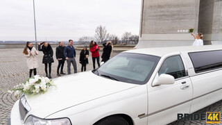 Наслаждайтесь Czech Alexis Crystal in Wedding Limo POV - порно видео на ONE-PORN.COM