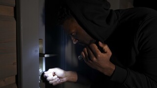 Наслаждайтесь Shaved Pussy Housewife Catches Intruder - порно видео на ONE-PORN.COM