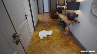 Наслаждайтесь Amateur Brunette Blows Big Cock in Shower - порно видео на ONE-PORN.COM