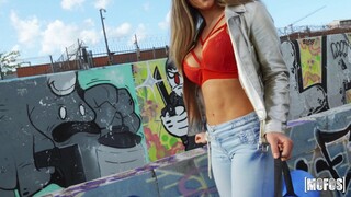 Наслаждайтесь Briana's Athletic Body Gets Fucked - порно видео на ONE-PORN.COM