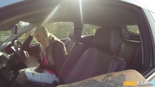 Наслаждайтесь Cop Gives Blonde a Handjob in Car - порно видео на ONE-PORN.COM