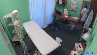 Наслаждайтесь Cheating Doctor Fucks Cute Patient in Uniform - порно видео на ONE-PORN.COM