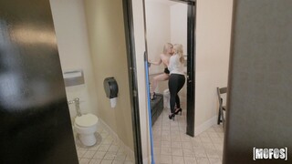 Наслаждайтесь Short Haired Girl Gets Pounded - порно видео на ONE-PORN.COM