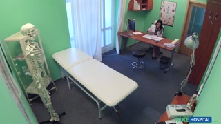 Наслаждайтесь Horny Nurse Gives Patient a Handjob - порно видео на ONE-PORN.COM