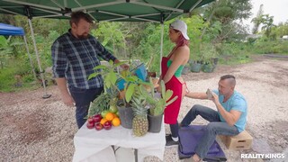 Наслаждайтесь Peter Fitzwell's POV Blowjob from Roxie Sinner - порно видео на ONE-PORN.COM