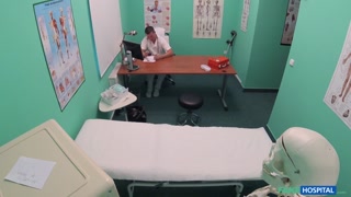 Наслаждайтесь European Blonde's Small Tits Get Medical Attention - порно видео на ONE-PORN.COM