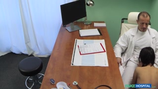 Наслаждайтесь Voyeur fucks petite brunette in office - порно видео на ONE-PORN.COM