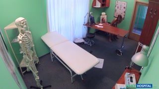 Наслаждайтесь Handjob for the Doctor from Minx - порно видео на ONE-PORN.COM