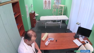 Наслаждайтесь Short-Haired Amateur Licks Pussy in Office - порно видео на ONE-PORN.COM