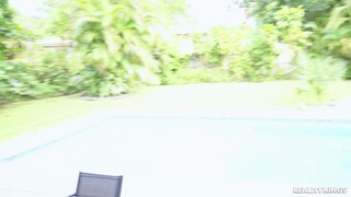 Outdoor Sex with Athletic MILF & Huge Cock - наслаждайся лучшим порно на ONE-PORN.COM