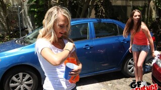 Наслаждайтесь Blonde and Brunette Car Sex Adventure - порно видео на ONE-PORN.COM