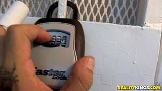 Blowjob in Car with Roxxy - наслаждайся лучшим порно на ONE-PORN.COM