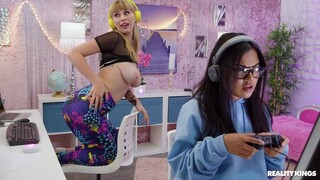 Наслаждайтесь Youngs and Loco Get Intimate - порно видео на ONE-PORN.COM