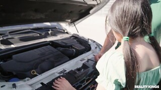 Наслаждайтесь Squirting in the Car - порно видео на ONE-PORN.COM