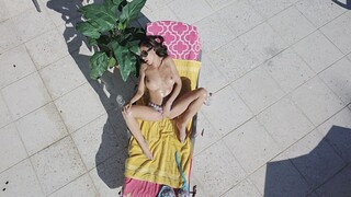 Наслаждайтесь Milf Gets Down In The Pool - порно видео на ONE-PORN.COM