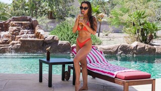 Наслаждайтесь Doggystyle in the Sun - порно видео на ONE-PORN.COM