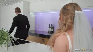 Наслаждайтесь Blonde with Big Assets - порно видео на ONE-PORN.COM