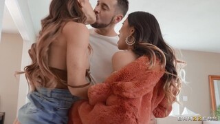 Bubble Butt Brunette & Petite Asian in Wild FFM Ride - наслаждайся лучшим порно на ONE-PORN.COM