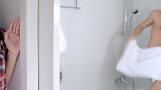 Blowjob in the Bathroom with Cindy - наслаждайся лучшим порно на ONE-PORN.COM