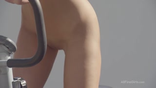 Наслаждайтесь Redhead Shaved Pussy - порно видео на ONE-PORN.COM