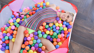 Наслаждайтесь Young Sky Pierce Fucks Hard in Bubbles - порно видео на ONE-PORN.COM