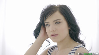 Наслаждайтесь Heavenly Euro Hazel - Young & Hot in Bed - порно видео на ONE-PORN.COM