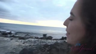 Наслаждайтесь Hairy Pussy Ariel Grace Gets Fingered on the Beach - порно видео на ONE-PORN.COM