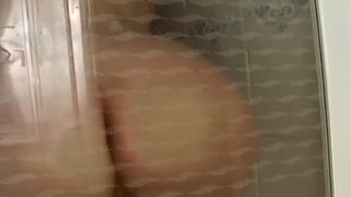 Наслаждайтесь Red Rita enjoys shower head action - порно видео на ONE-PORN.COM