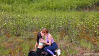 Наслаждайтесь Sultry Hiking Lesbians with Big Natural Tits - порно видео на ONE-PORN.COM