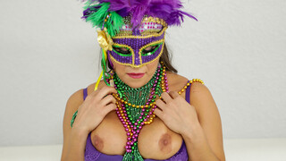 Наслаждайтесь Mardi Gras Sex Party - MILF Carmela Clutch Goes Wild - порно видео на ONE-PORN.COM
