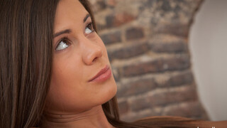 Наслаждайтесь Little Caprice Handcuffs Vera Wonder for Shaved Pierced Fun - порно видео на ONE-PORN.COM