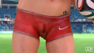 Наслаждайтесь Henessys Hot Outdoor Moves: Tattooed Russian Brunette - порно видео на ONE-PORN.COM