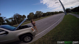 Наслаждайтесь Ashley Gets Towed - Teen Money Shot - порно видео на ONE-PORN.COM
