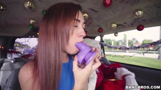 Наслаждайтесь Petite Kiley Jay Gives Santa a Cumshot Surprise - порно видео на ONE-PORN.COM