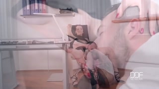Наслаждайтесь Shaved Brunette Sarah Highlight Takes Big Dick at Work - порно видео на ONE-PORN.COM