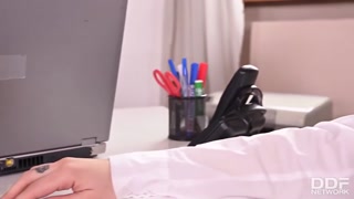 Наслаждайтесь Angie Lynx - Blonde Teen Gets Rough Fuck in School - порно видео на ONE-PORN.COM
