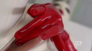 Наслаждайтесь Solo Latex Goddess Lucy Masturbates Hard with Toys - порно видео на ONE-PORN.COM