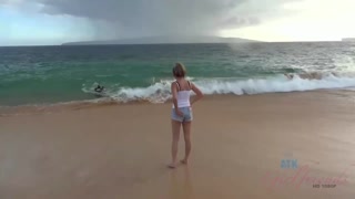 Наслаждайтесь Athena Faris - Blonde GF Fingered POV in Hawaii - порно видео на ONE-PORN.COM