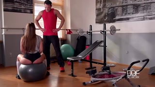 Наслаждайтесь Amirah - Brunette College Girl Anal Fuck in the Gym - порно видео на ONE-PORN.COM