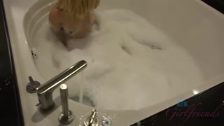 Наслаждайтесь Haley Reed Shows Off Tattoos in Shower POV - порно видео на ONE-PORN.COM