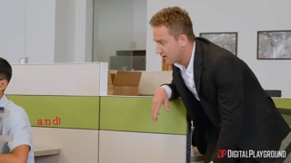 Наслаждайтесь Hot Co-Worker Spread for Anal Pleasure - порно видео на ONE-PORN.COM