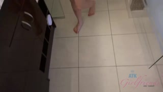 Наслаждайтесь Naughty Blonde Lilly Ford Plays with Herself - Wet Shower Action - порно видео на ONE-PORN.COM
