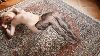 Наслаждайтесь Blonde Babe Jennifer Gets Wild - порно видео на ONE-PORN.COM