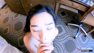 Наслаждайтесь Asian Elie Lee Flaunts Pussy in Public, Loves Cock in Hotel Room - порно видео на ONE-PORN.COM